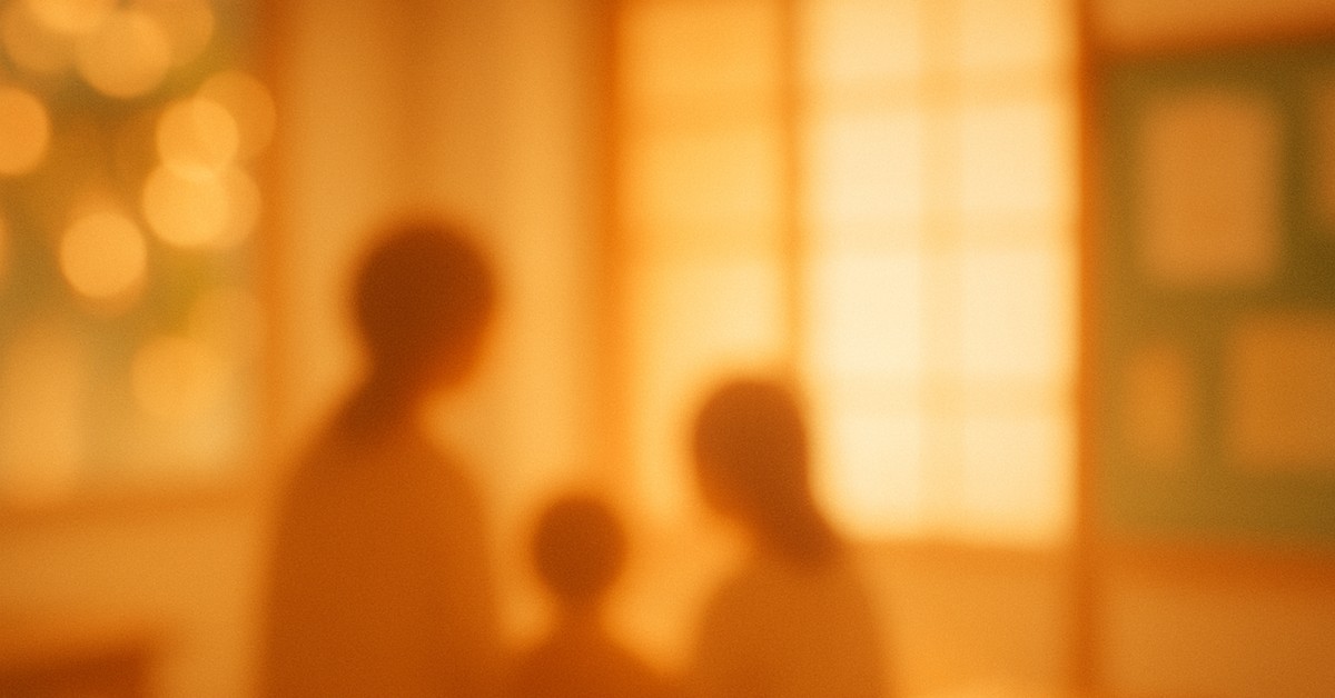 親子が笑顔で話し合っているイメージ